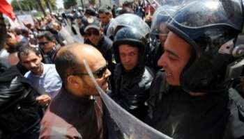 Un manifestant face à des policiers, à Tunis le 9 avril 2012.