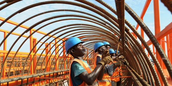 Travaux de construction du pont Henri Konan Bédié, à Abidjan,  le 23 mai 2013.