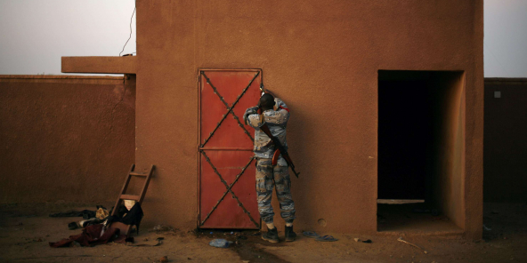 Un soldat malien ferme une cellule dans laquelle des jihadistes sont détenus, à Gao, le 11 février 2013.