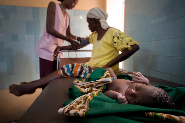 Une jeune maman et son bébé, dans un centre de santé de Bamako, au Mali, en 2013.