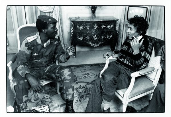 Le capitaine Thomas Sankara et le journaliste Sennen Andriamirado, à Paris, en 1986.
