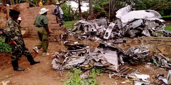 Des membres du FPR examinent, le 26 mai 1994, la carcasse de l'avion dans lequel a été tué le président Juvenal Habyarimana le 6 avril 1994.
