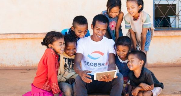 Madagascar, un agent Baobab+ forme des bénéficiaires à la tablette Educa à destination des enfants, une initiative portée par Microcred,