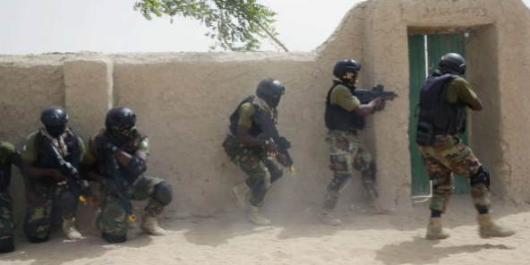 Des soldats nigériens lors d'un exercice de libération d'otages, en mars 2015.