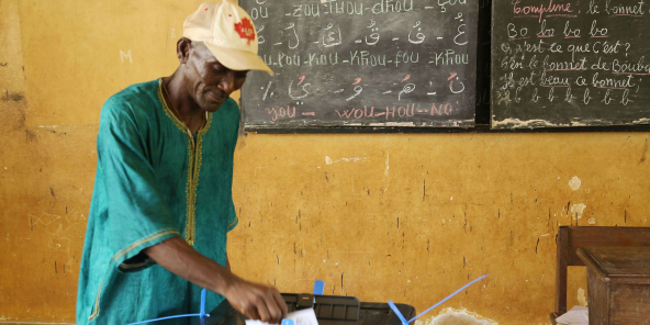 Un électeur dans un bureau de vote de Conakry, en 2015 (archives).