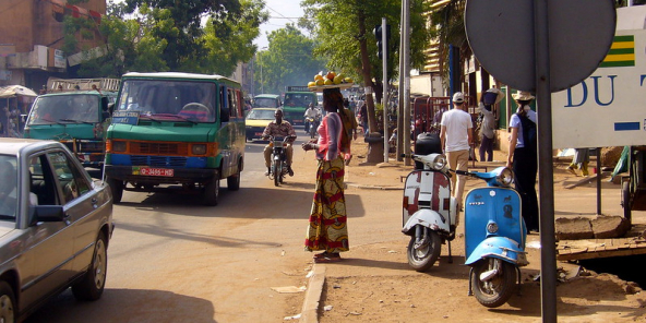 Dans les rues embouteillées de Bamako et ses bus verts