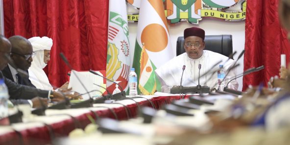 Réunion du Comité national chargé de réfléchir sur l'hymne national du Niger avec le président Mahamadou Issoufou, au Palais de la présidence, le 21 novembre 2019.
