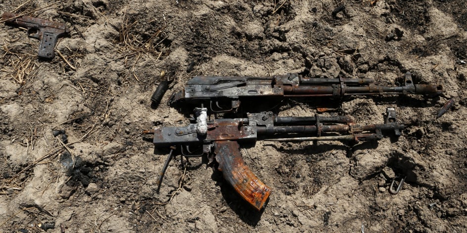 Des armes à proximité d'un véhicule jihadiste détruit, en Diabaly et Tombouctou, au Mali, en 2013 (illustration).
