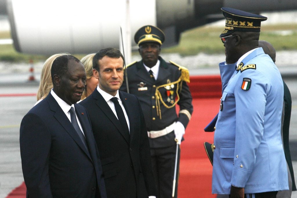 Le président français Emmanuel Macron (d) et le président de Côte d'Ivoire Alassane Ouattara, à l'aéroport d'Abidjan, le 20 décembre 2019.