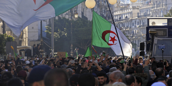 Des Algériens manifestent contre le gouvernement à Alger, le 3 janvier 2020.