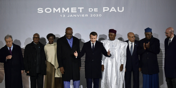 Le président Emmanuel Macron, au centre, pose avec les chefs d'État africains du G5 après le sommet du G5 Sahel à Pau, le 13 janvier 2020.