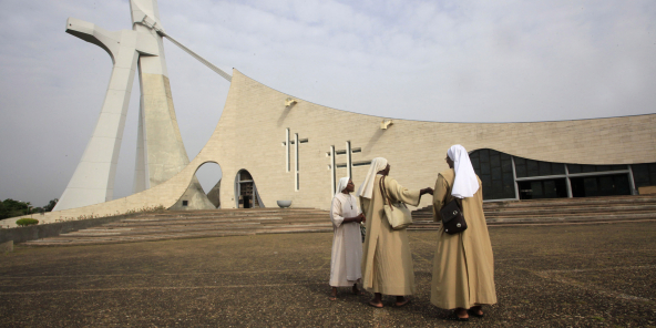 Des religieuses se tiennent devant la cathédrale Saint-Paul d'Abidjan, le 11 février 2013.