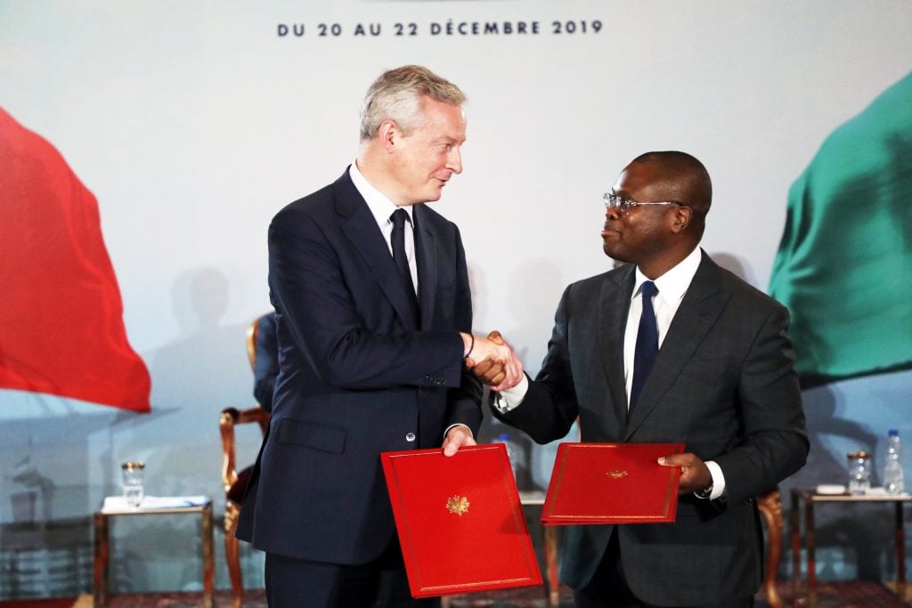Le ministre français des Finances, Bruno Le Maire, et son homologue béninois, Romuald Wadagni, à Abidjan, le 21 décembre 2019.