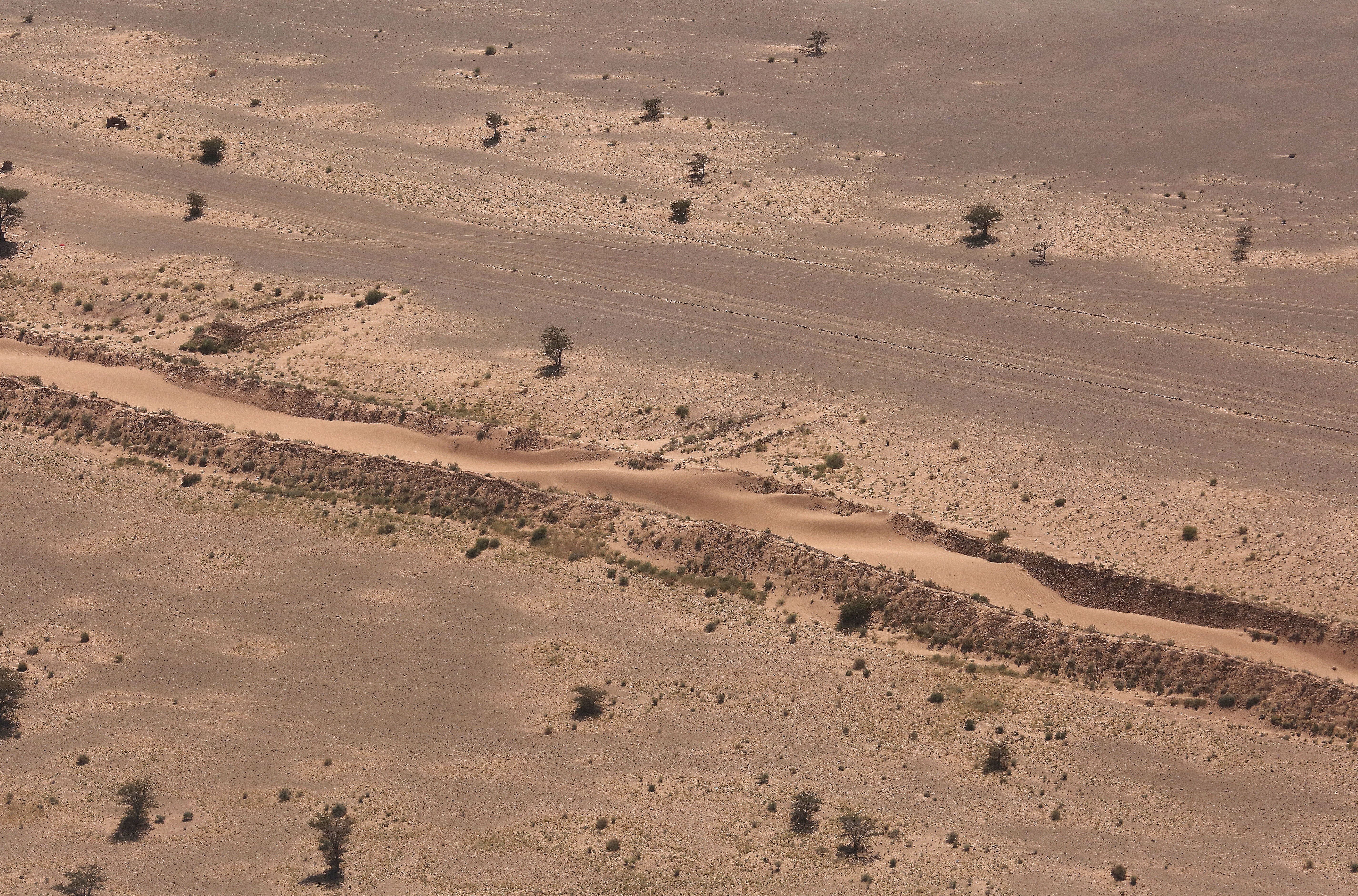 Le mur de sable séparant le Front Polisario et l’armée marocaine au Sahara occidental © Minurso