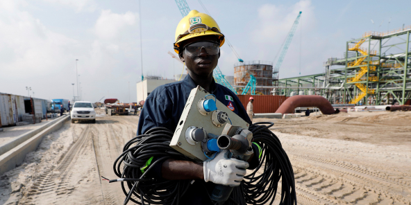 Un ouvrier sur le chantier de construction de la raffinerie Dankote, en construction  dans le district Ibeju Lekki à Lagos, Nigeria.