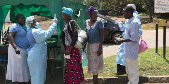 Contrôles à l'entrée d'un hôpital de Harare, au Zimbabwe, le 21 mars 2020.