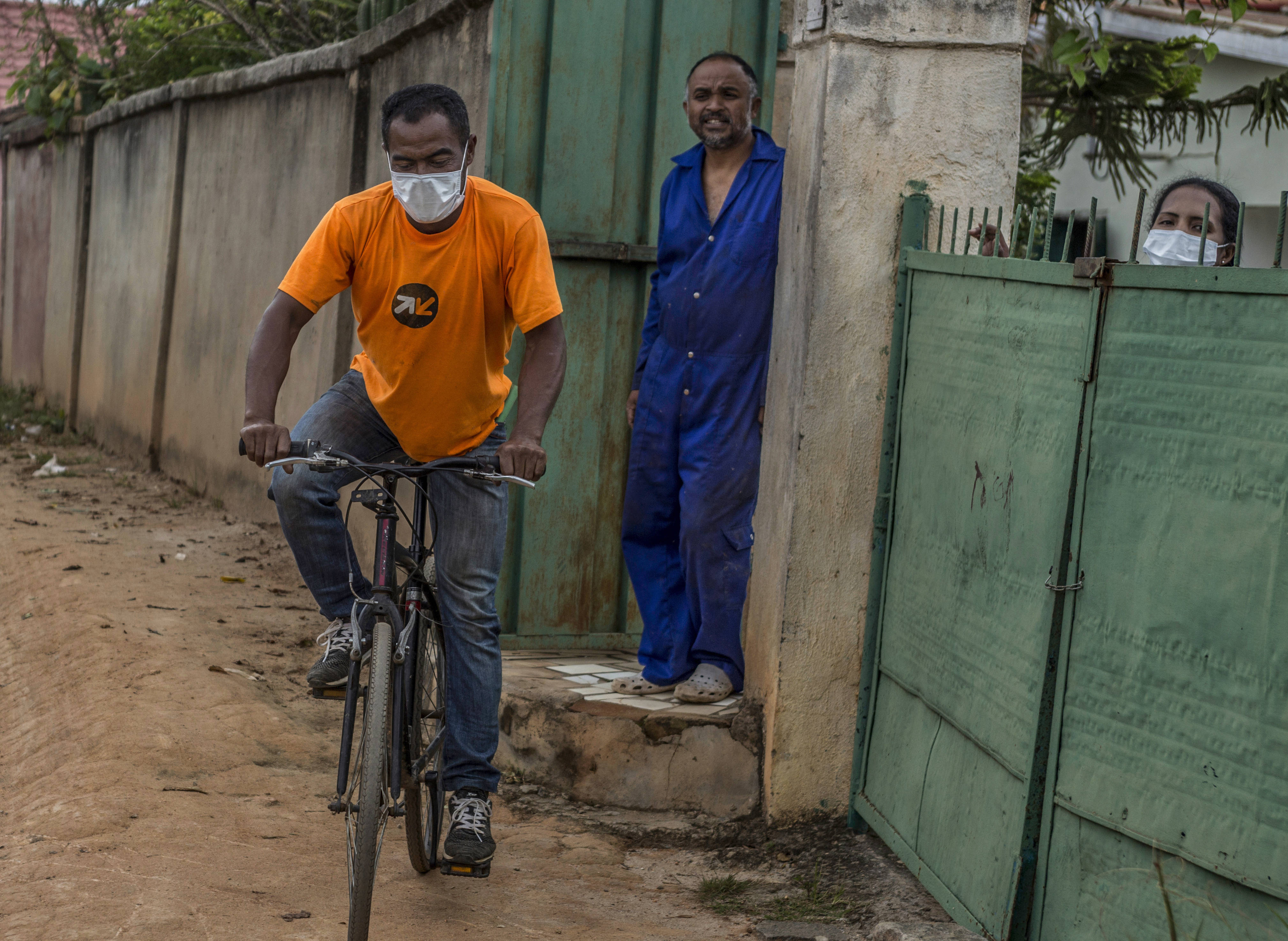 Un cycliste porte un masque pour se protéger du coronavirus, dans une rue d'Antananarivo, le 22 mars.