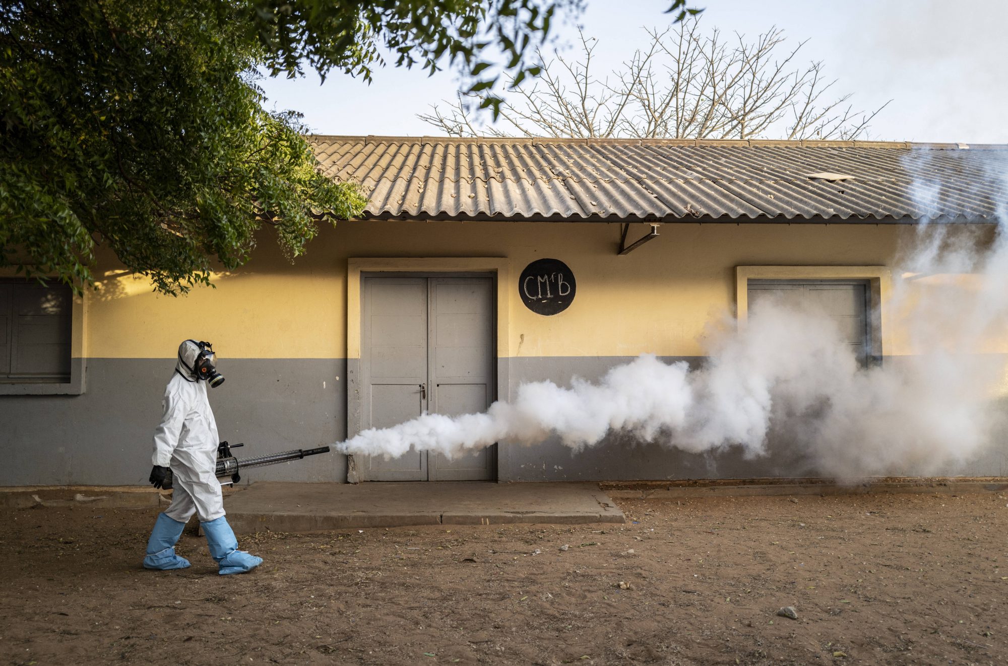 Pulvérisation de désinfectant devant une école de Dakar, le 1er avril 2020.