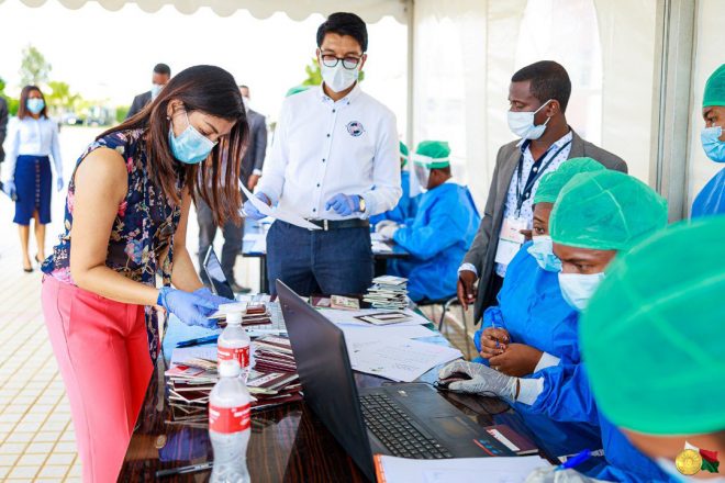 Coronavirus : à Madagascar, enquête sur le remède miracle évoqué par Andry Rajoelina