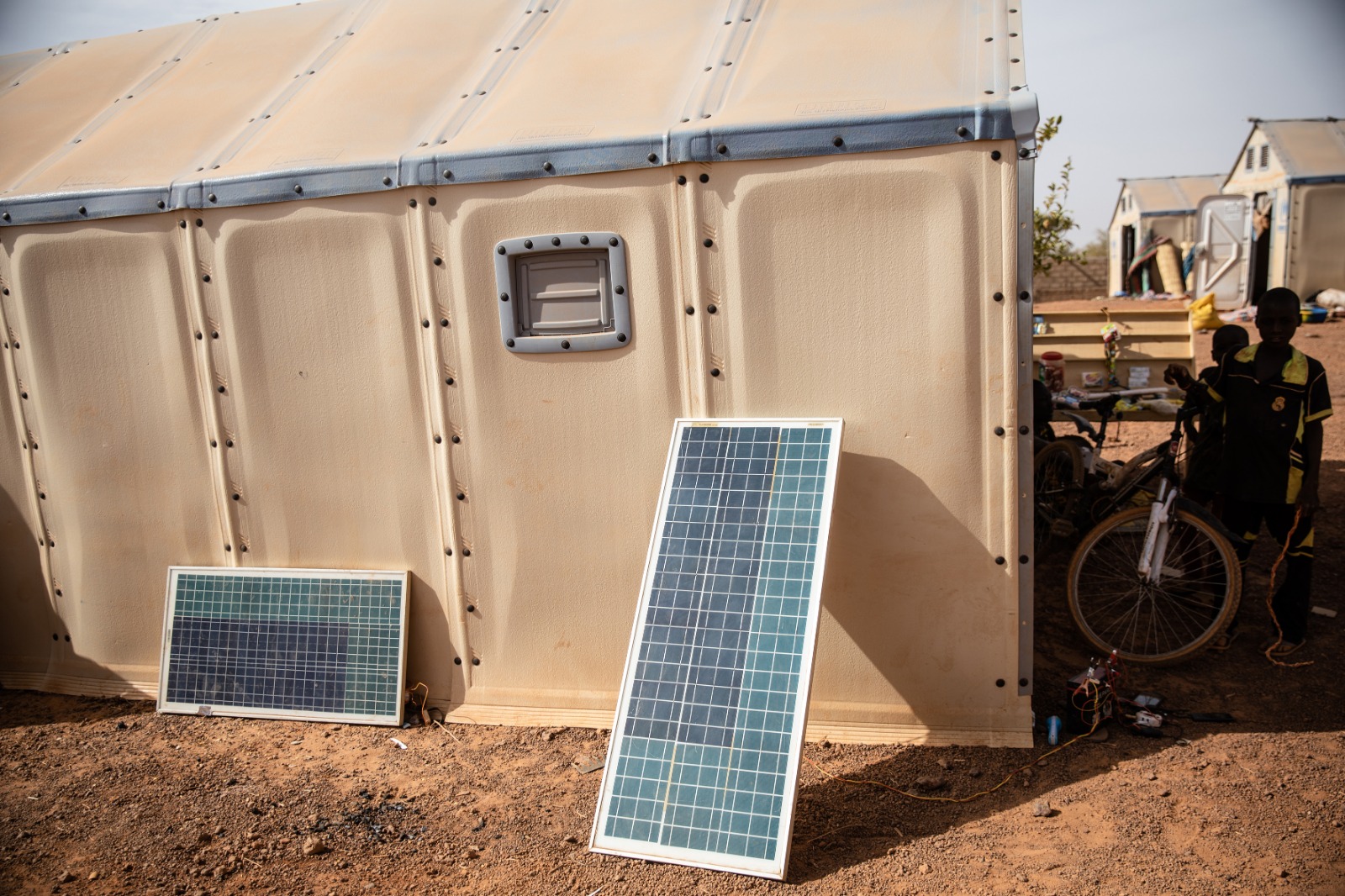 Les deux plaques solaires de Sambo permettent de recharger les téléphones des déplacés du camp. Kaya, le 10 mars 2020.
