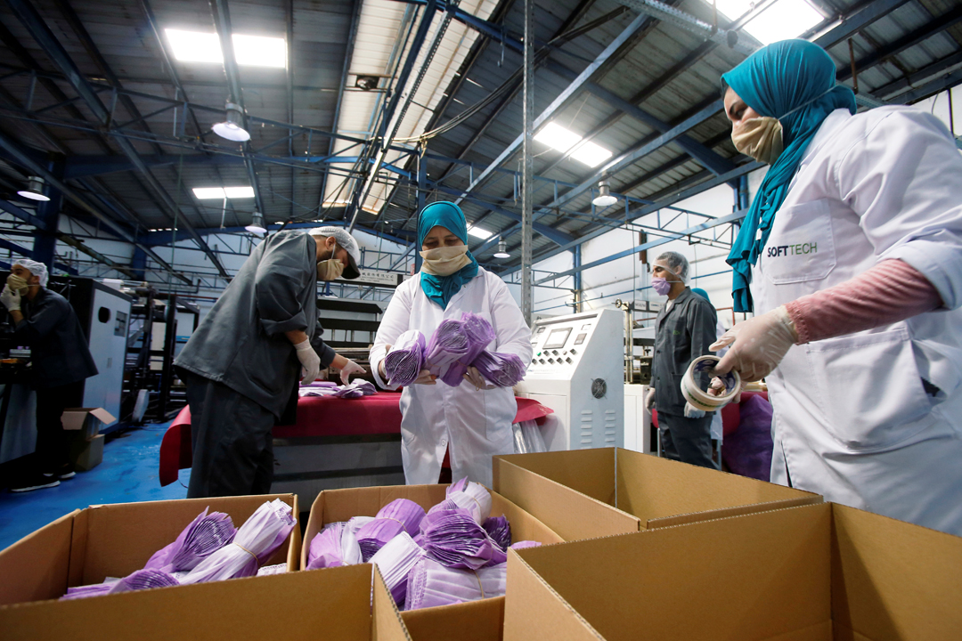 Les usines marocaines sont mobilisées pour la fabrication de masques. Ici, des ouvrières dans une unité de production textile à Casablanca.