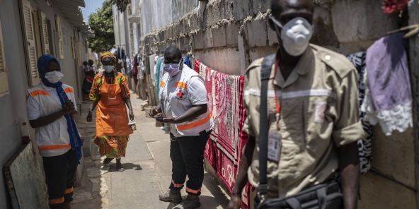 Des volontaires de la Croix Rouge lors d'une opération de sensibilisation sur la pandémie de coronavirus, à Dakar, le 18 avril 2020.