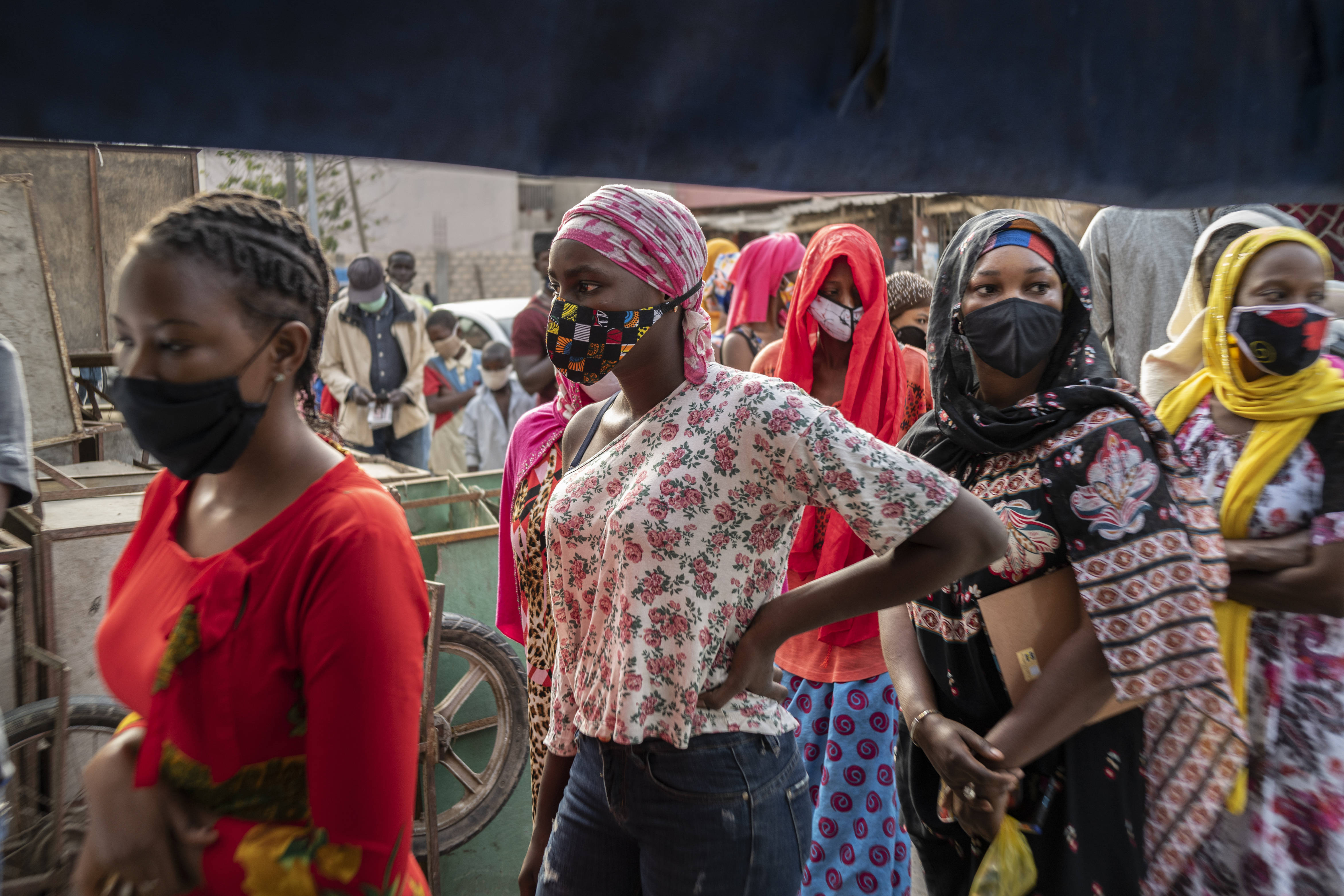Des clientes portant des masques pour se protéger du coronavirus font la queue devant une boulangerie, à Dakar, le 25 avril 2020 (illustration).