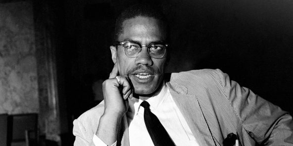 Malcolm X lors d'une conférence de presse à New York, le 21 mai 1964. Il venait tout juste de revenir d'un voyage en Afrique