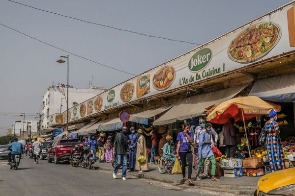 Une photo prise le 3 juin 2020 montre des gens faisant leurs achats dans un marché en plein air à Dakar, au Sénégal.