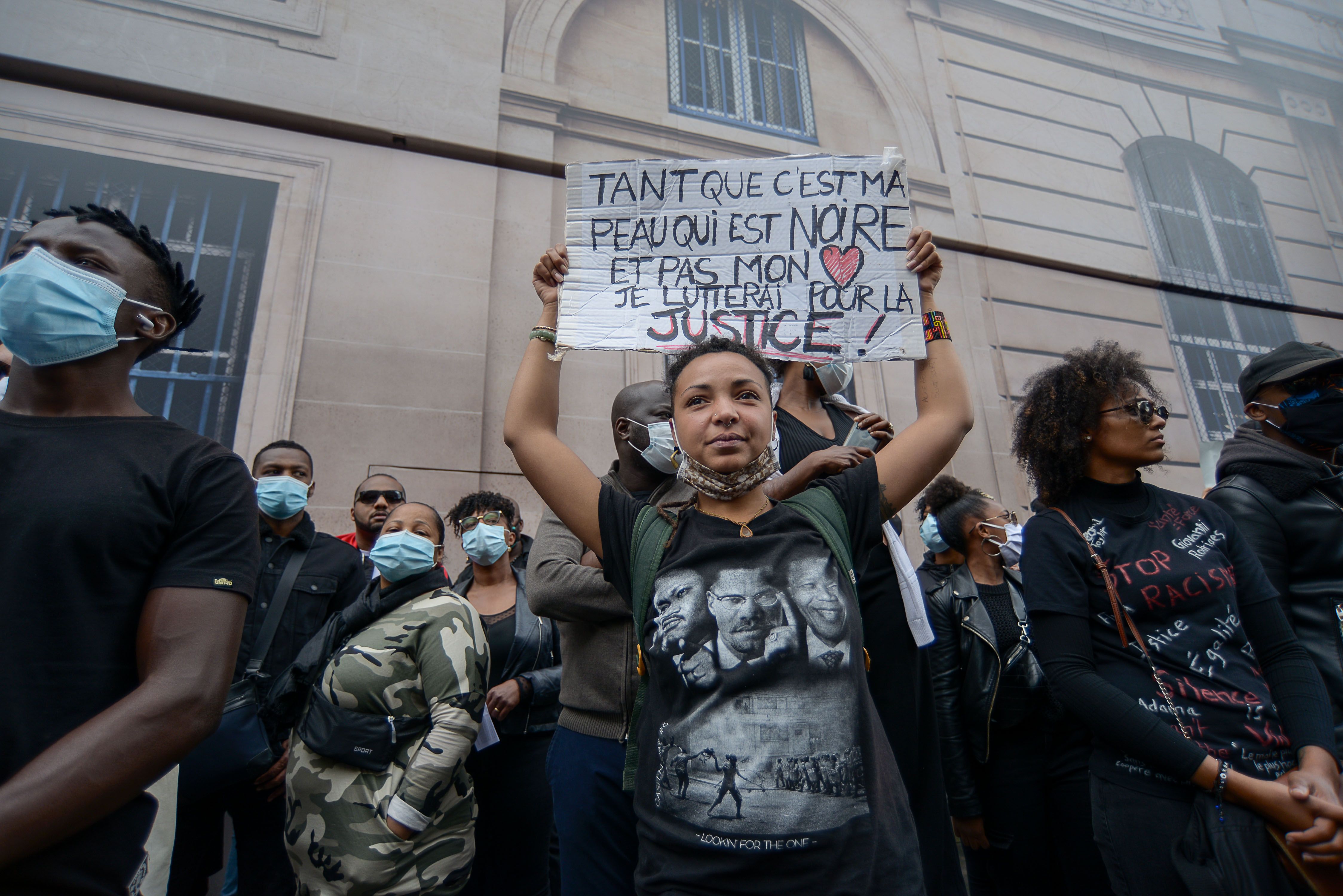 Un grand nombre de personnes se sont rassemblées le 6 juin 2020 place de la Concorde,à Paris, pour dénoncer les violences policières en France, réclamant justice pour Adama Traoré, justice pour tous et brandissant des pancartes Black Lives Matter.  