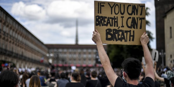 Des gens se rassemblent pour demander justice pour George Floyd, à Turin, en Italie, le samedi 6 juin 2020.