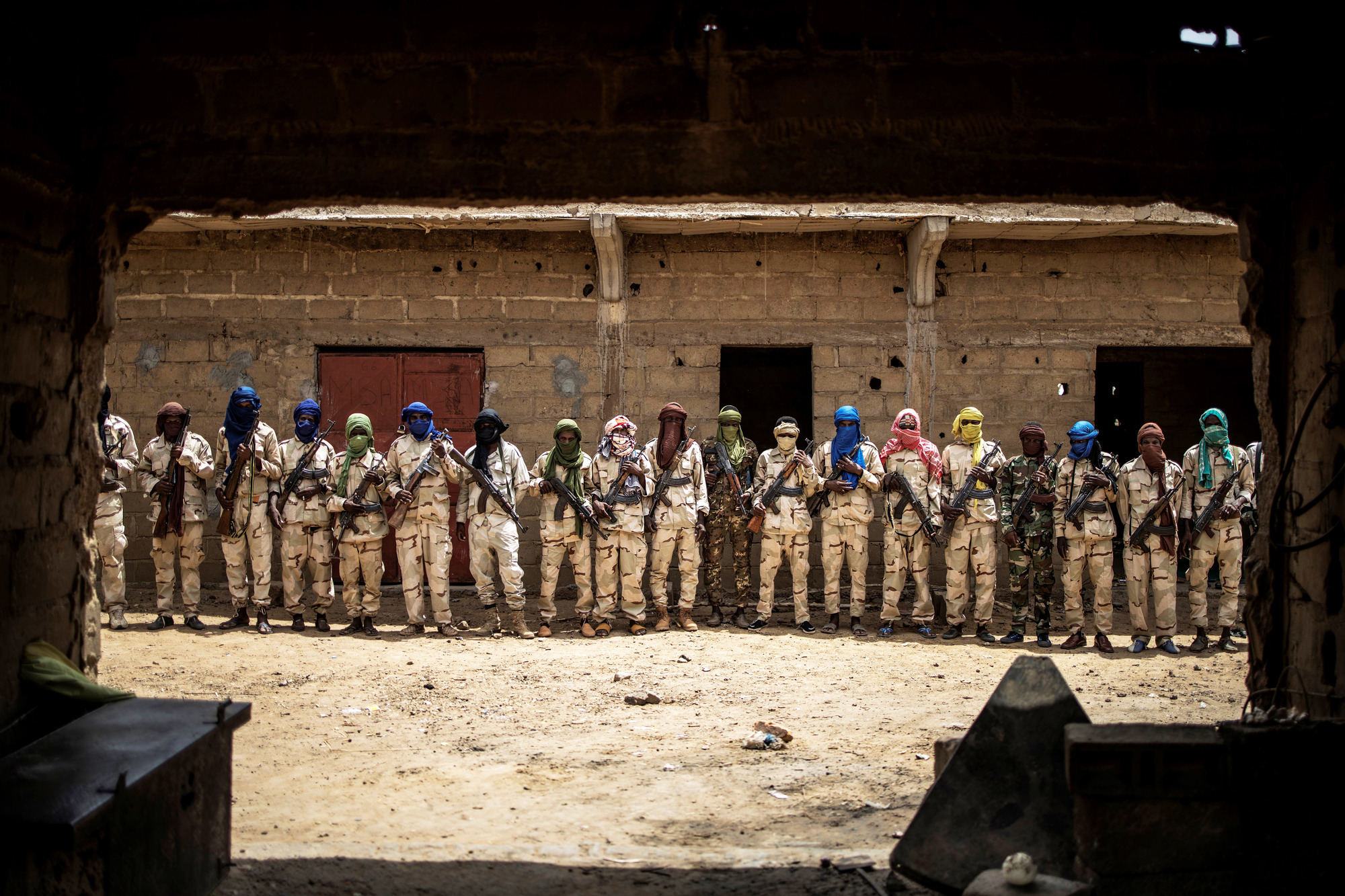 Ex-combattants jihadistes attendant d’être désarmés, dans un camp de Sévaré (centre du Mali) dirigé par l’homme d’affaires Sékou Bolly, en juillet 2019.