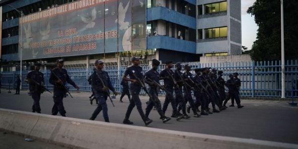 Des policiers patrouillent autour du siège de la Ceni, à Kinshasa, en janvier 2019. Photo d'illustration.