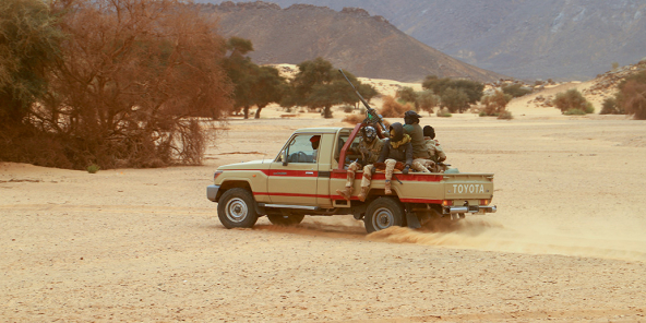 Des soldats nigériens patrouillent dans le désert d'Iferouane en février 2020 pour protéger touristes et dignitaires pendant le festival de l'Aïr.