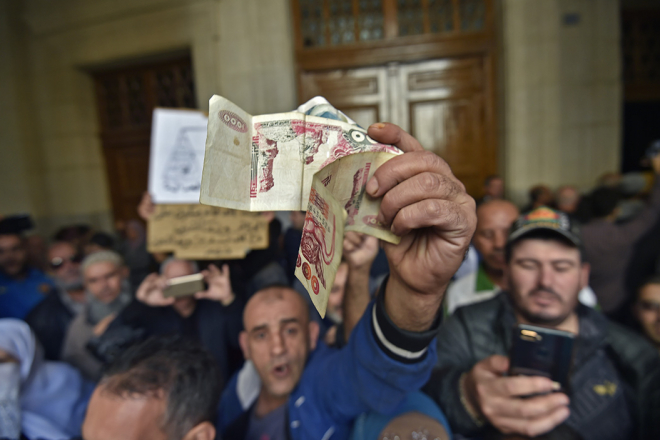 Les Algériens au bord de la crise de nerfs par manque de cash