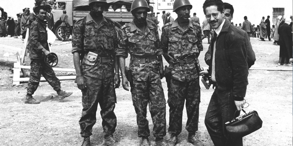 Mohamed Kouaci au premier plan à droite, frontière de l'est algérien  vers 1961.