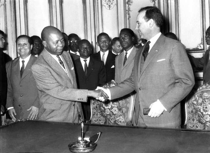 Poignée de main entre Léon Mba, Premier ministre du Gabon et Michel Debré, Premier ministre français, après la signature des accords qui scellent l'Indépendance du Gabon, le 15 juillet 1960.