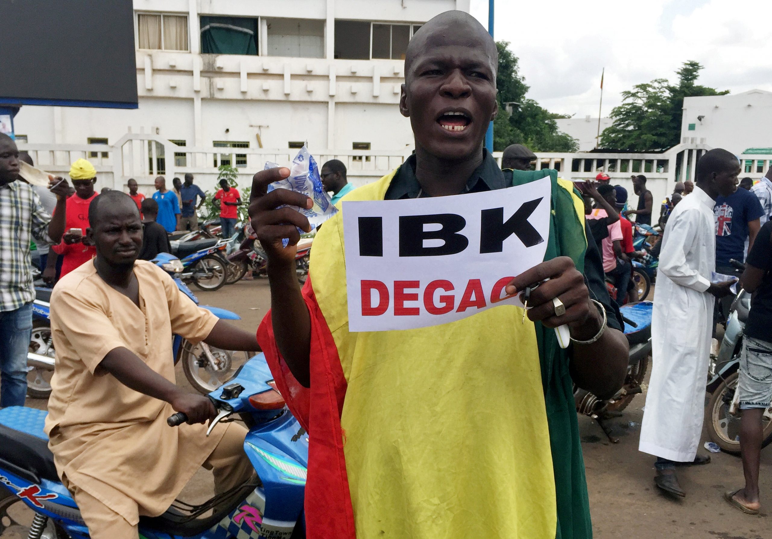 Des manifestants anti-IBK ont convergé sur la place de l'Indépendance, ce mardi 18 août, quelques heures après une mutinerie dans le camps militaire de Kati, près de Bamako.