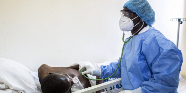 Un médecin ausculte un patient atteint du Covid-19, en mai 2020 à Dakar.