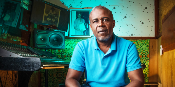 Moses, l'un des fils de Mamadou Doumbia, dans son studio d'enregistrement, à Yopougon