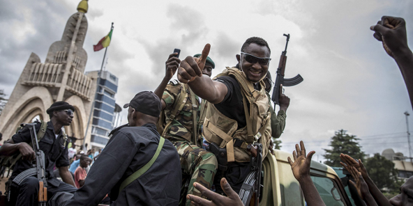 Des militaires fêtés par les Bamakois, le 19 août 2020.