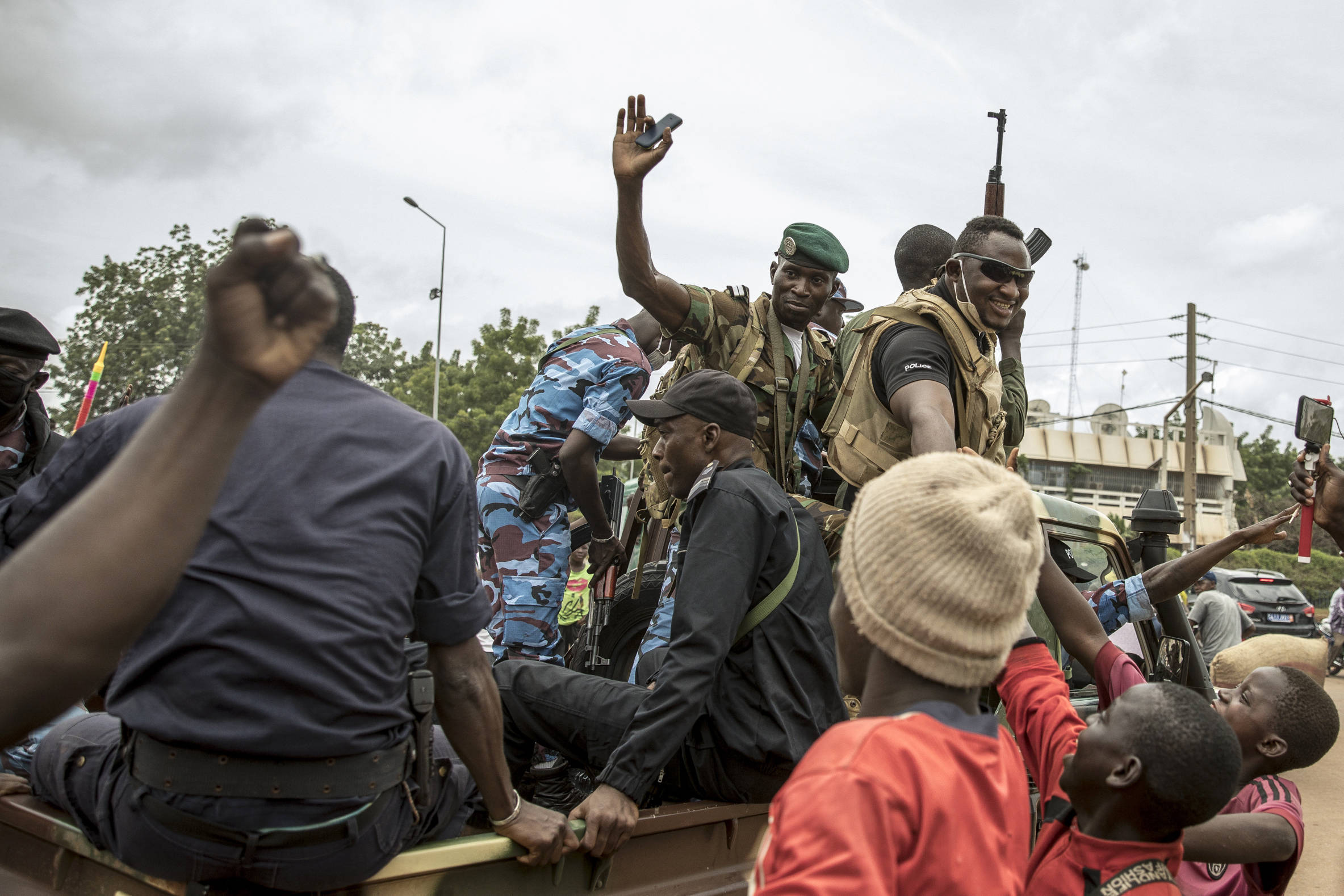 Des soldats maliens salués par la foule sur la place de l’Indépendance, le 19 août 2020, quelques heures après la démission du président IBK. © /AP/SIPA