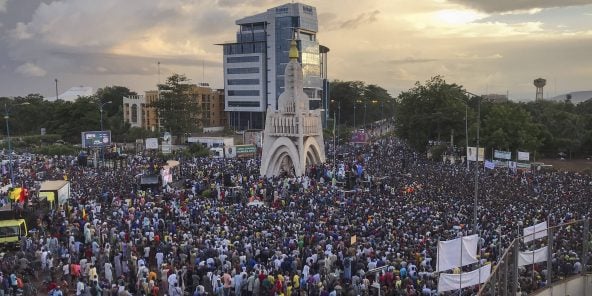 Des manifestants célèbrent la chute d'IBK à Bamako