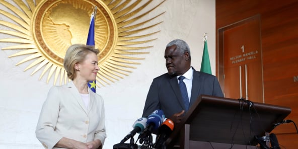 La présidente de la Commission européenne, Ursula Von Der Leyen, et le président de la Commission de l'Union africaine, Moussa Faki Mahamat, le 7 décembre 2019 au siège de l'UA à Addis-Abeba.