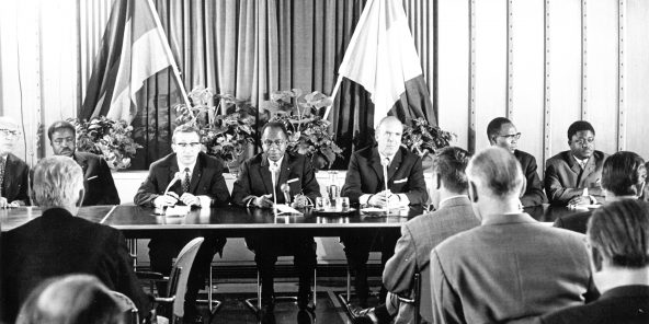 Conférence de presse de Félix Houphouët-Boigny à Bonn, en juillet 1967. On reconnaît, à l’extrême droite, Henri Konan Bédié, alors ministre des Finances.