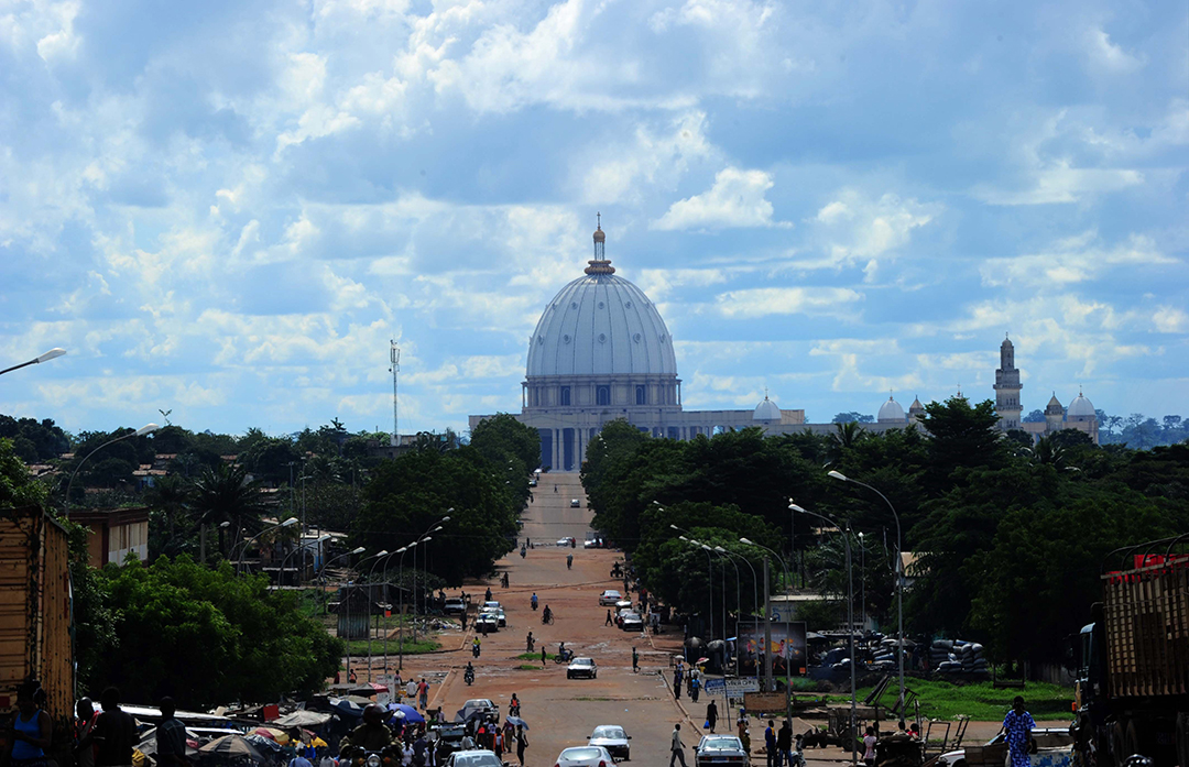 La basilique Notre-Dame-de-la-Paix, à Yamoussoukro, n'est pas sans rappeler celle de Saint-Pierre de Rome… en plus grand.