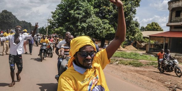 Des partisans d'Alpha Condé, le dimanche 11 octobre 2020, bloque l'accès de Kankan, fief du président sortant, à la caravane de campagne de Cellou Dalein Diallo.