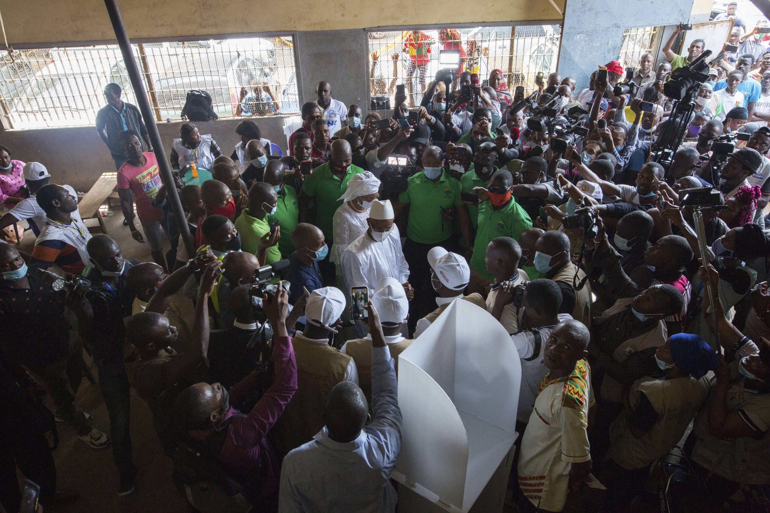 L'opposant Cellou Dalein Diallo vote à Conakry, le 18 octobre 2020.