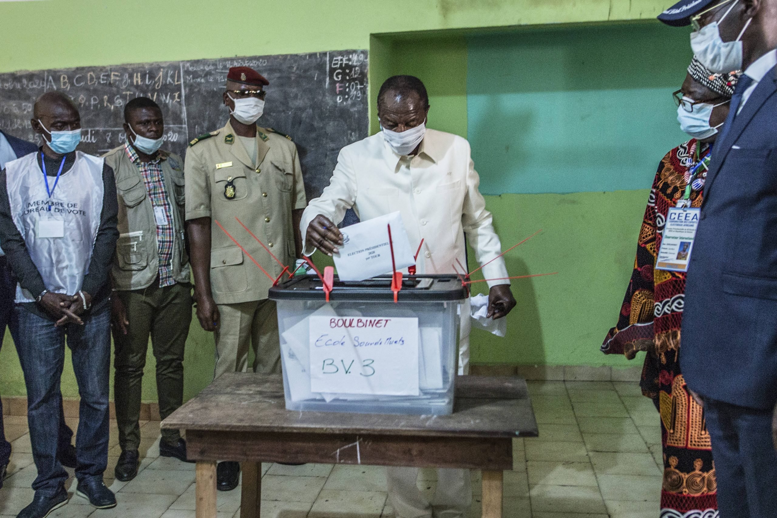 Le président sortant, Alpha Condé, vote à Conakry, le 18 octobre 2020.