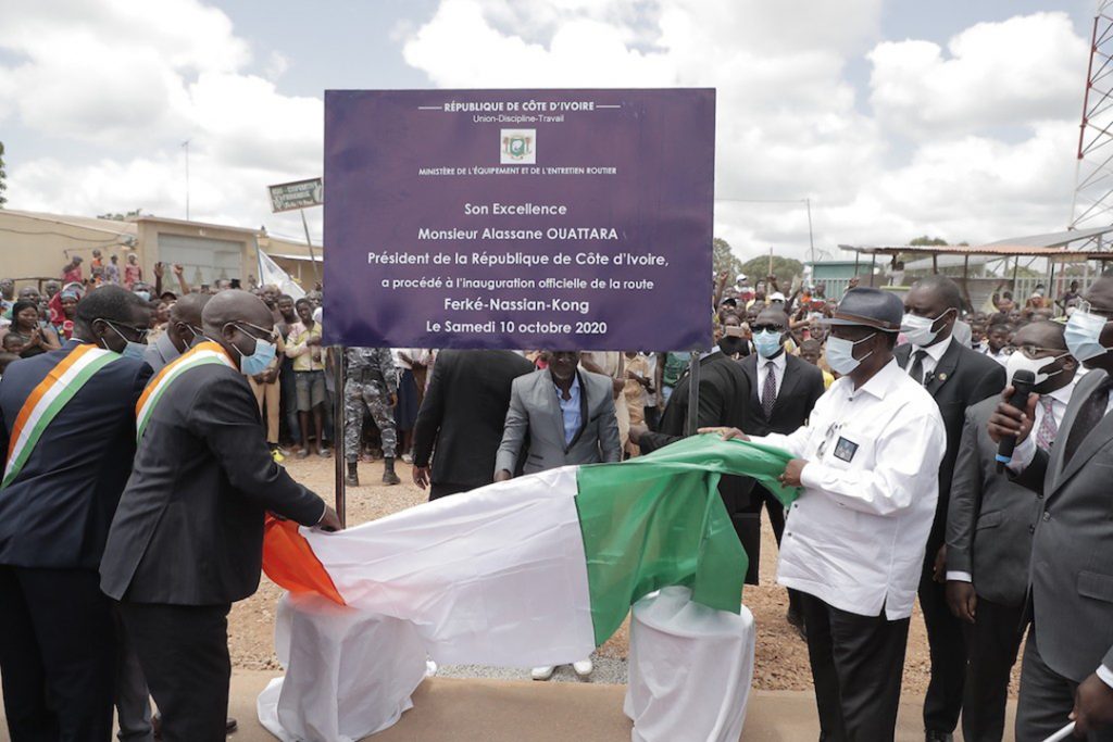 Alassane Ouattara, lors de l'inauguration des travaux de la route Ferkessédougou-Nassian-Kong, en présence de Mahamadou Bonkoungou, le 10 octobre 2020.